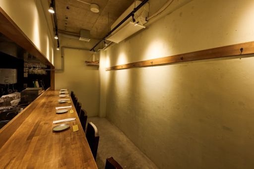 カウンター席のみ&diams;行きつけにしたくなるような落ち着いた店内